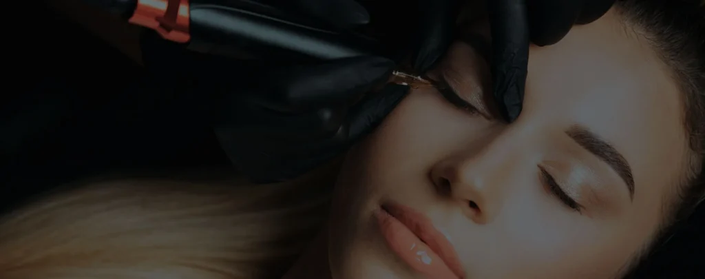 Une maquillage semi-permanent sur une femme qui n'a pas mal