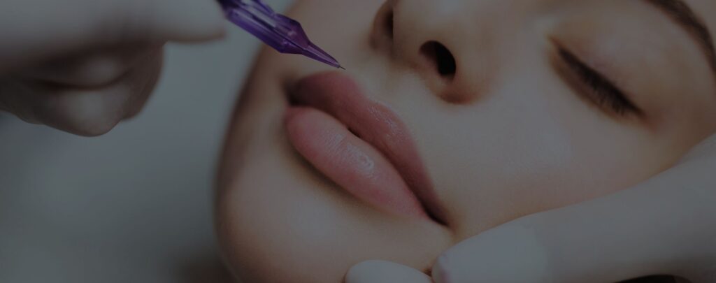 La retouche annuelle d'un maquillage semi-permanent de la bouche