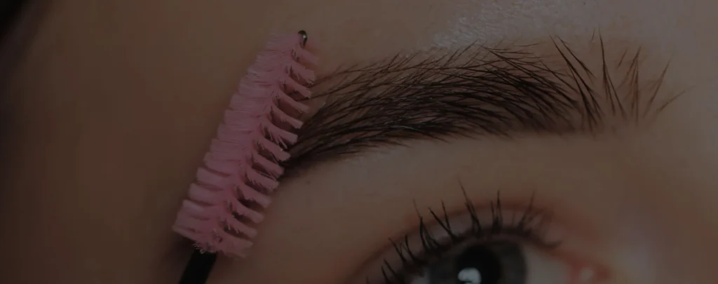 Sourcils poudrés ou microblading